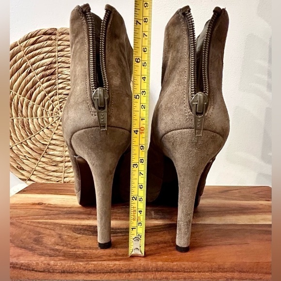 Stuart Weitzman Wavelength Bootie in Mushroom Suede Size 6.5 - Picture 7 of 10